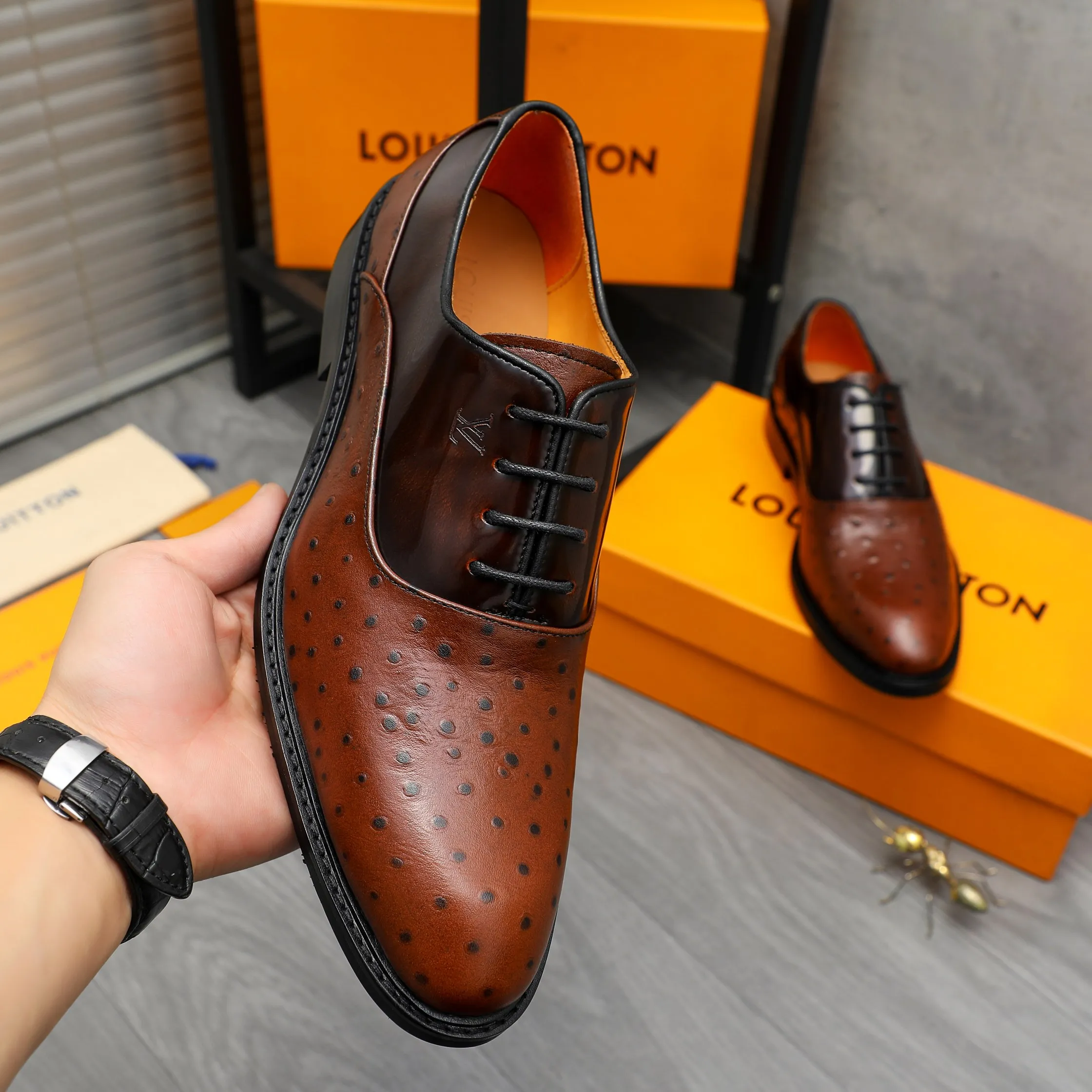Men's shoes 💰p460 Product trademark: LV (Louis Vuitton) business lace-up formal leather shoes. Regular size: 39-44 (38.45 custom-made, non-refundable) Product materials: Selected high-quality ostrich pattern cowhide spliced ​​with pearlescent cowhide upper, cowhide lining, original rubber outsole